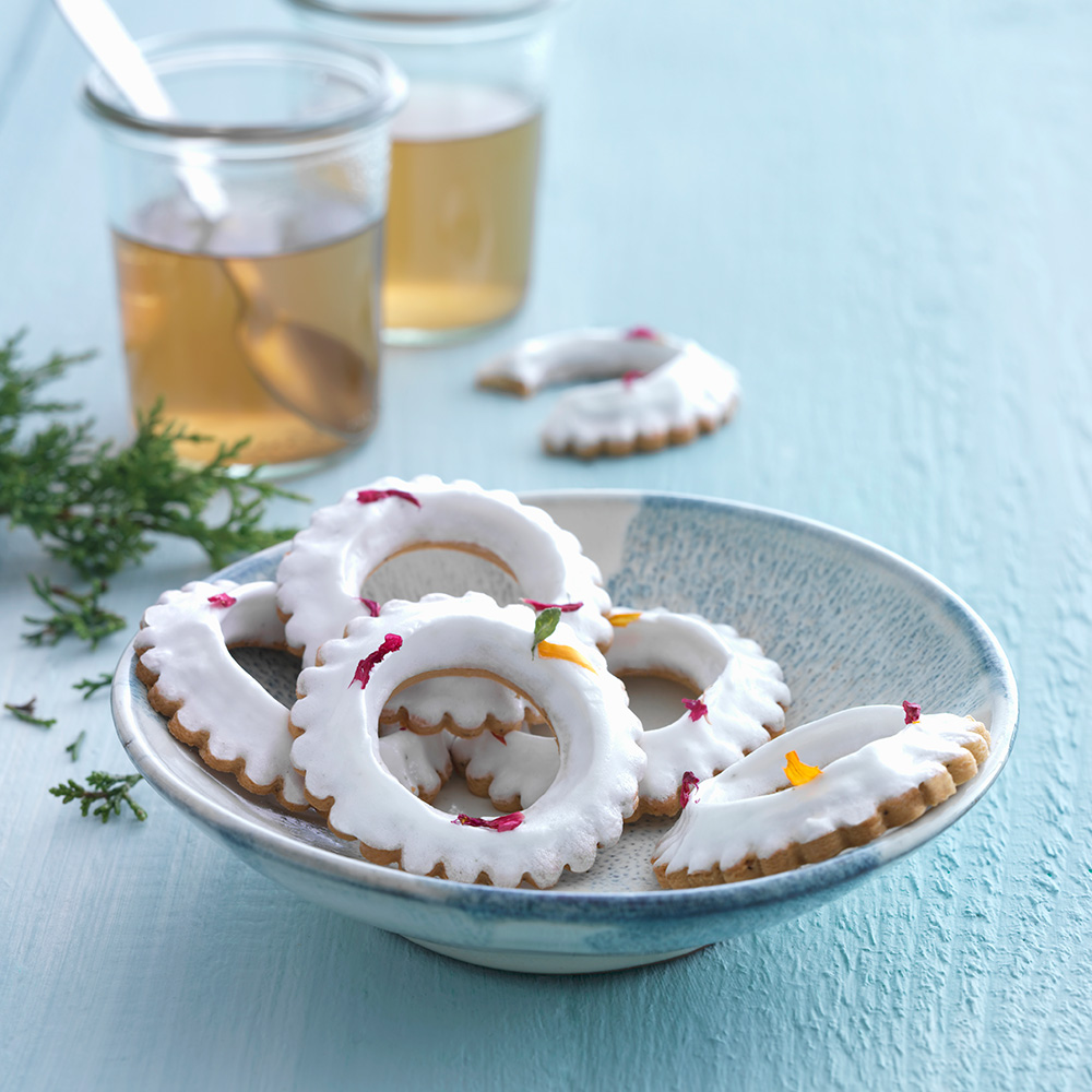 Småkage med sort te og citrusmarengs med muscovadosukker